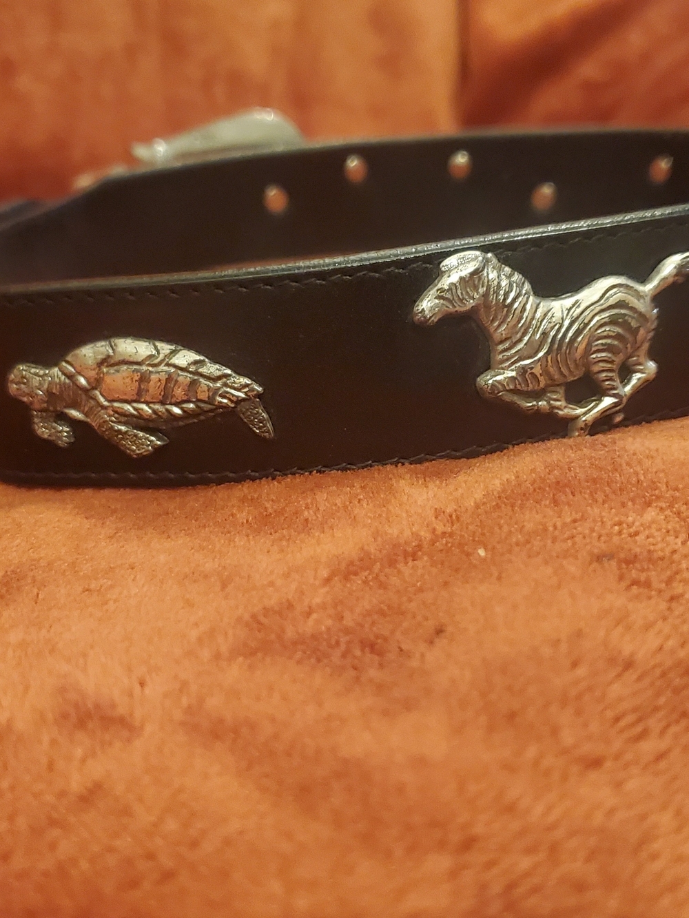 VINTAGE BLACK LEATHER ANTIQUE-LIKE SILVER METAL ANIMAL PORTRAITS - Picture 4 of 6